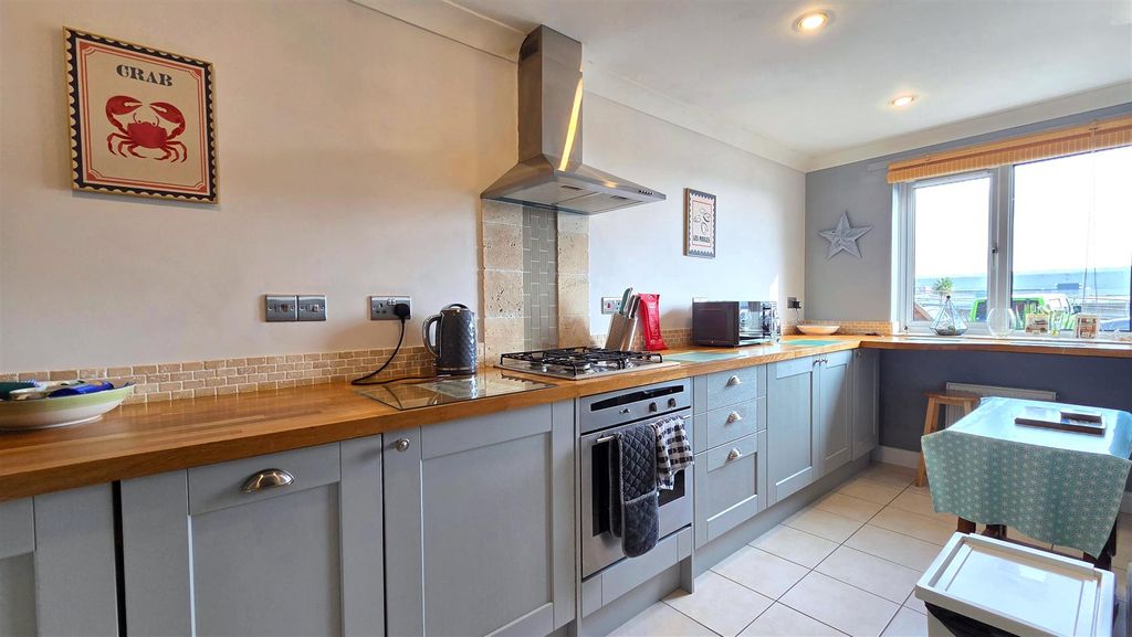 Property photo 3 of 13 Kitchen