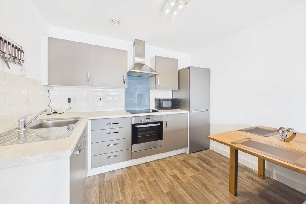 Property photo 3 of 10 Kitchen