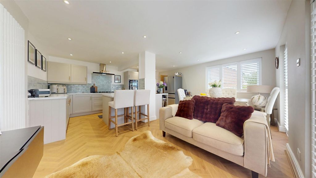Property photo 3 of 39 Renwick Avenue Living