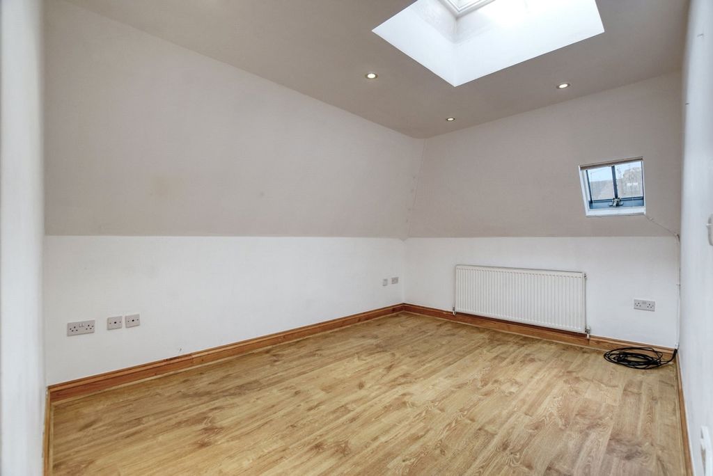 Property photo 3 of 10 9