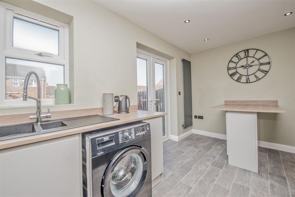 Property photo 3 of 30 Fitted Breakfast / Dining Room: