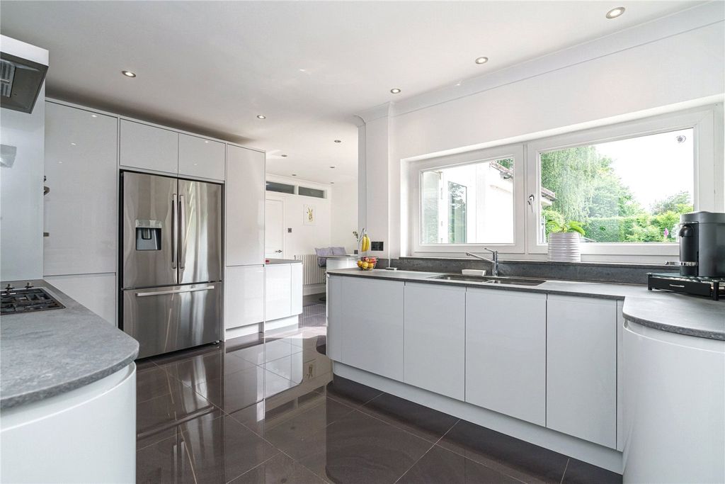 Property photo 3 of 14 Kitchen/Breakfast