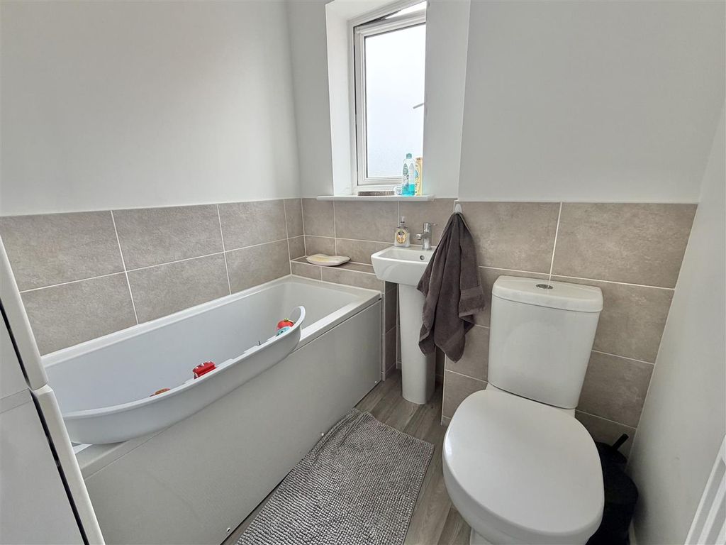 Property photo 2 of 19 Bathroom