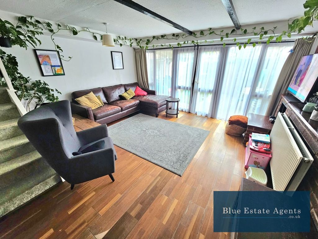 Property photo 3 of 21 Lounge