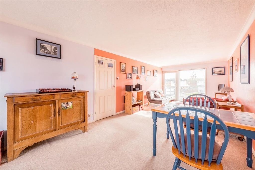 Property photo 3 of 19 3 Dolphin Court-10.Jpg