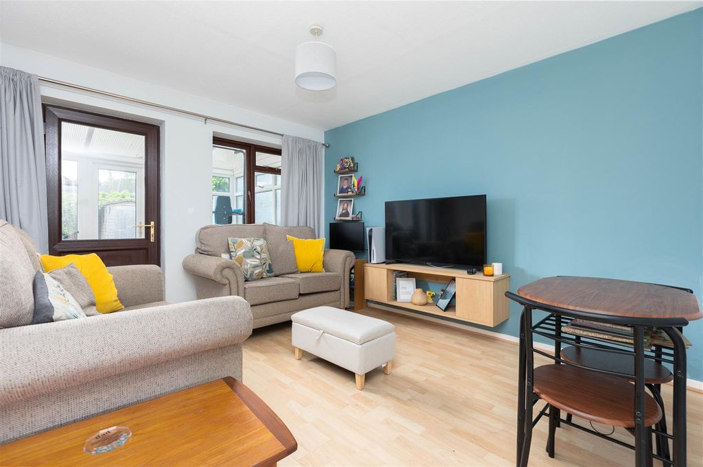 Property photo 2 of 18 Lounge