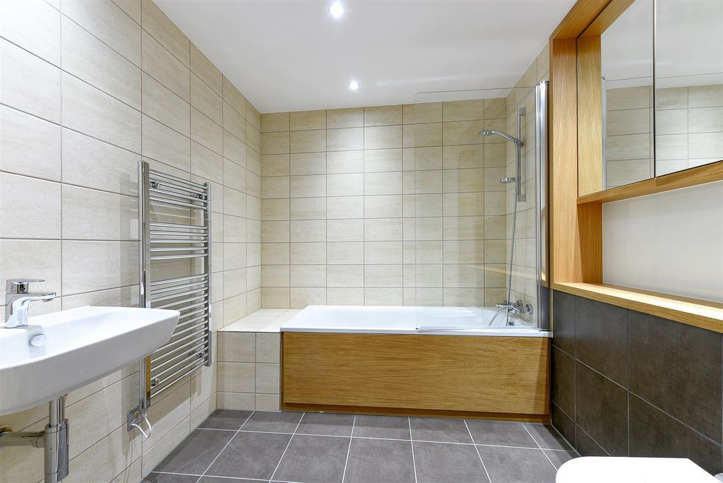 Property photo 3 of 4 Bathroom 0Wsc-Iike0i053Upexd72Q.Jpg