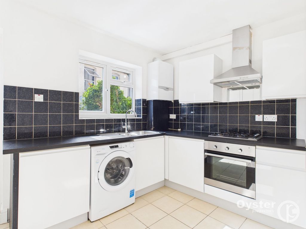 Property photo 3 of 11 Kitchen