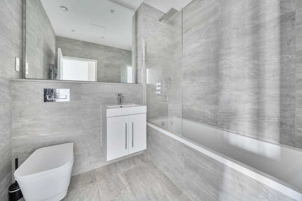Property photo 1 of 6 Bathroom