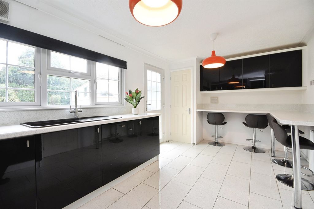 Property photo 2 of 10 Kitchen