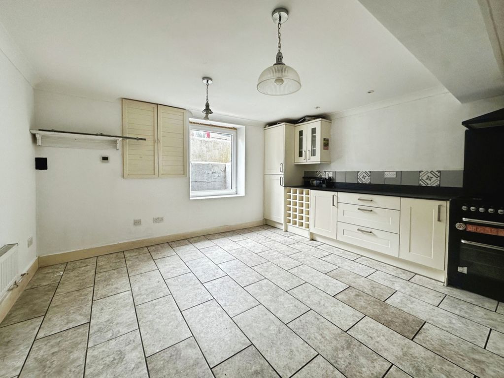 Property photo 3 of 11 Pbox-Kitchen-331238.Jpg