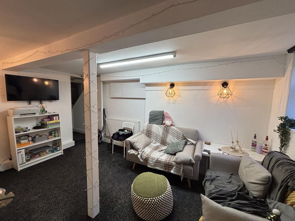 Property photo 2 of 18 A Cozy And Well-Maintained Living Room Featuring c...