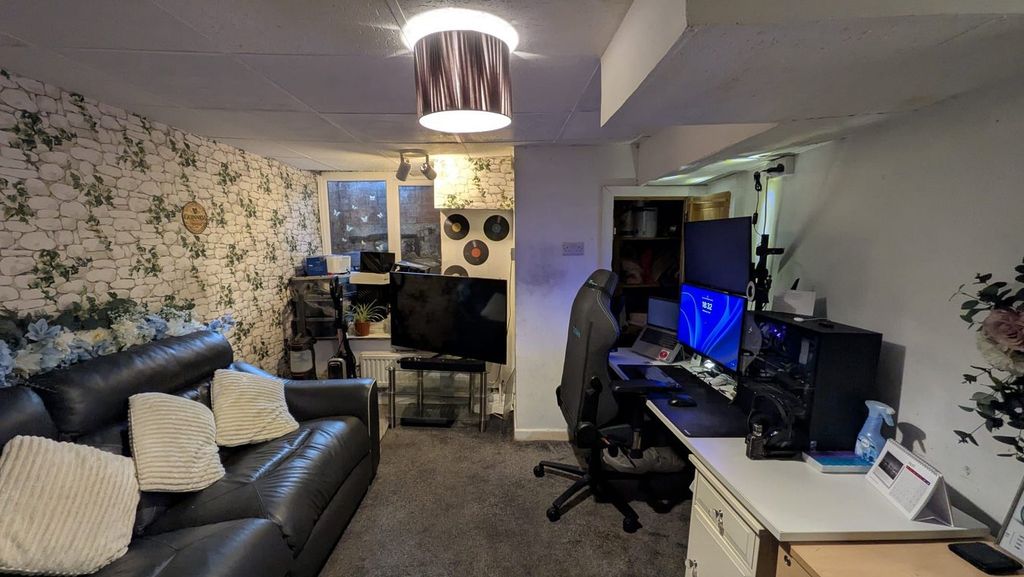 Property photo 2 of 27