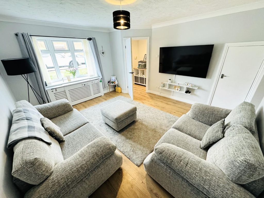 Property photo 3 of 18 Lounge