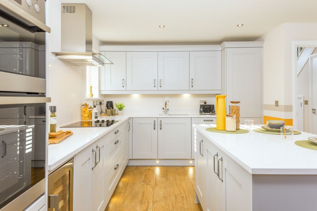 Property photo 2 of 10 Holly View Alderney Kitchen 4 Bedroom Home 3