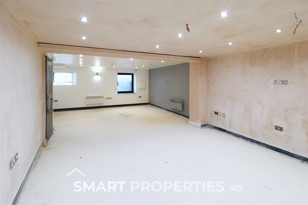 Property photo 2 of 6 Commercial Space