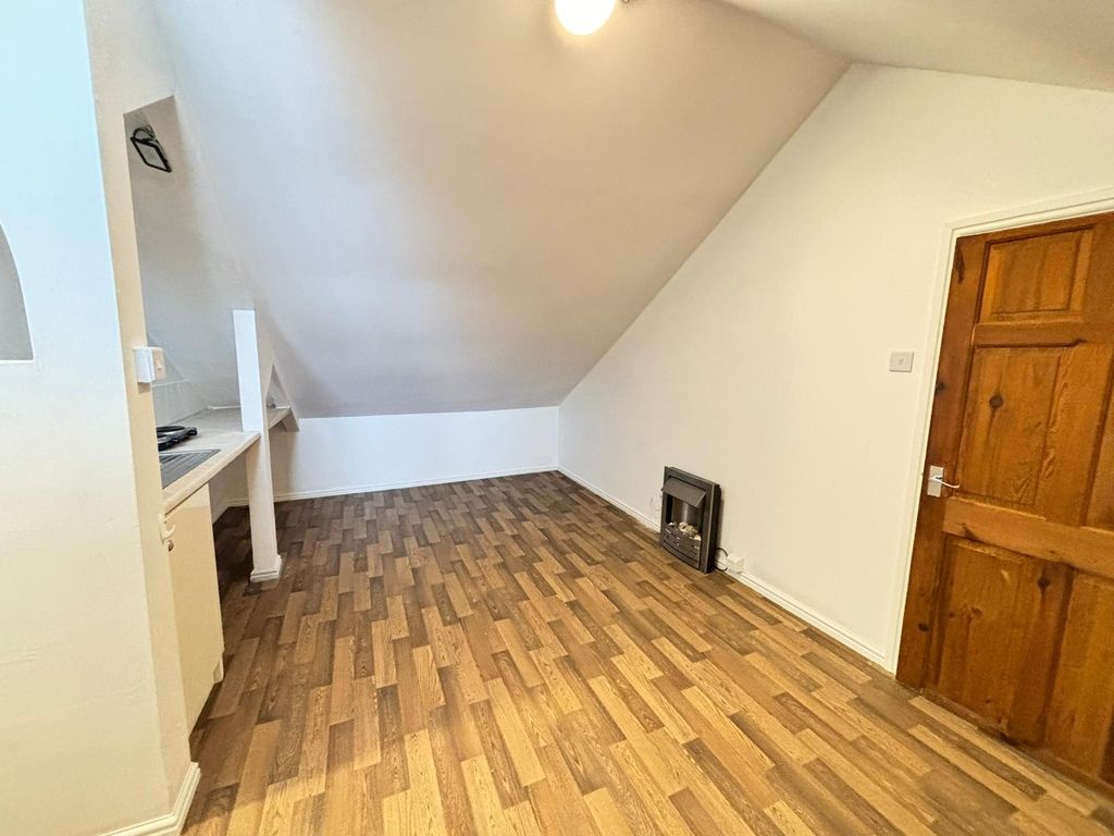 Property photo 3 of 10 Bedroom 1