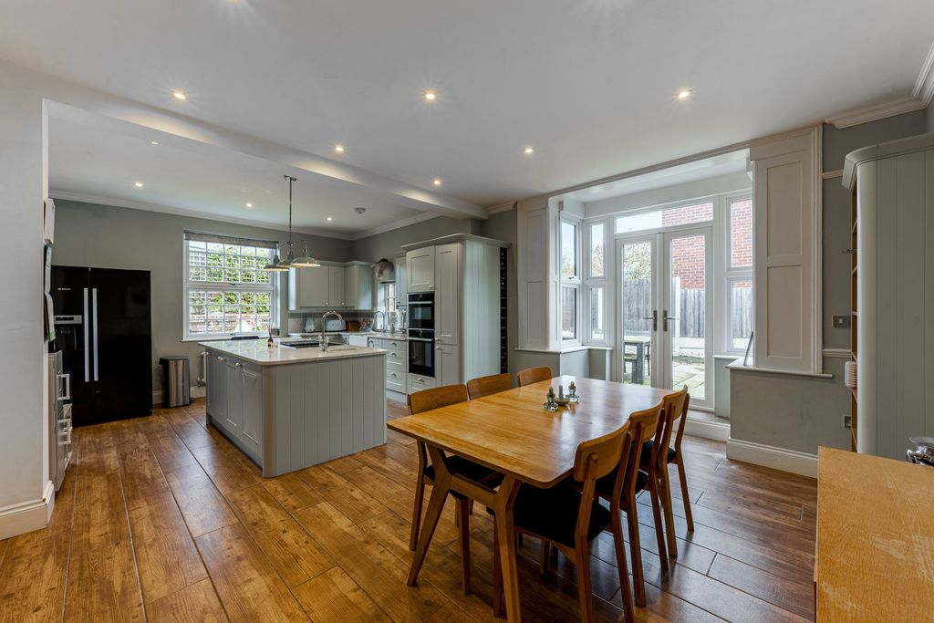 Property photo 2 of 28