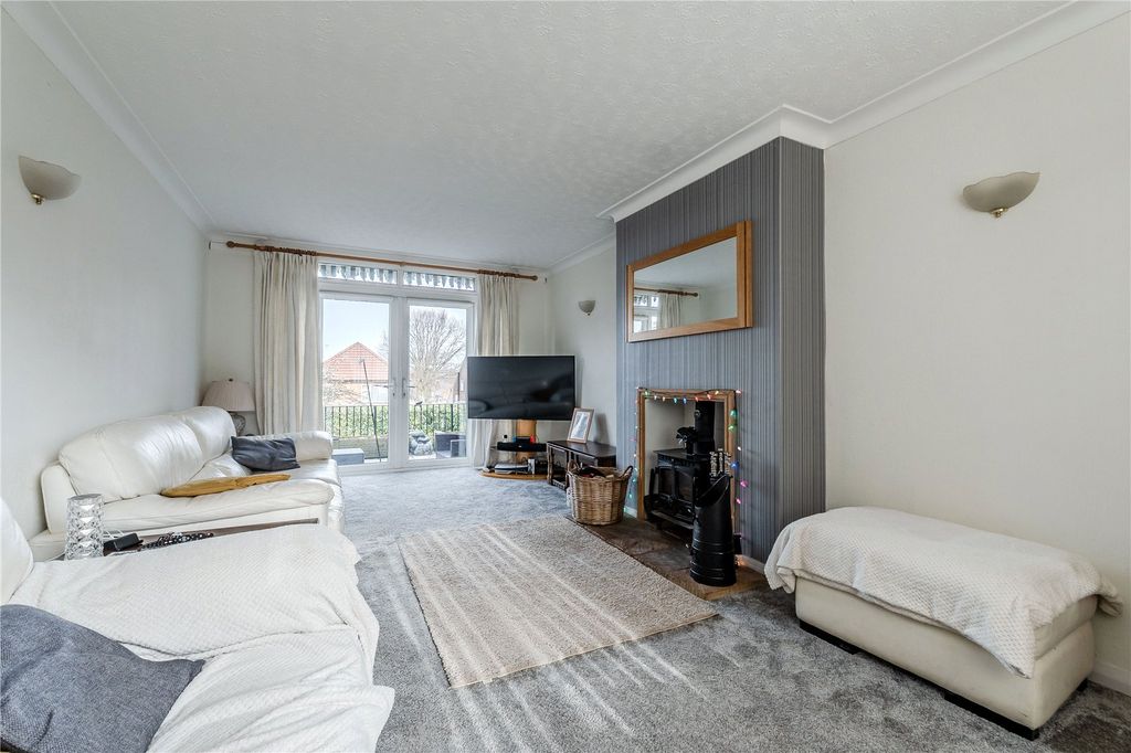 Property photo 3 of 16 Lounge