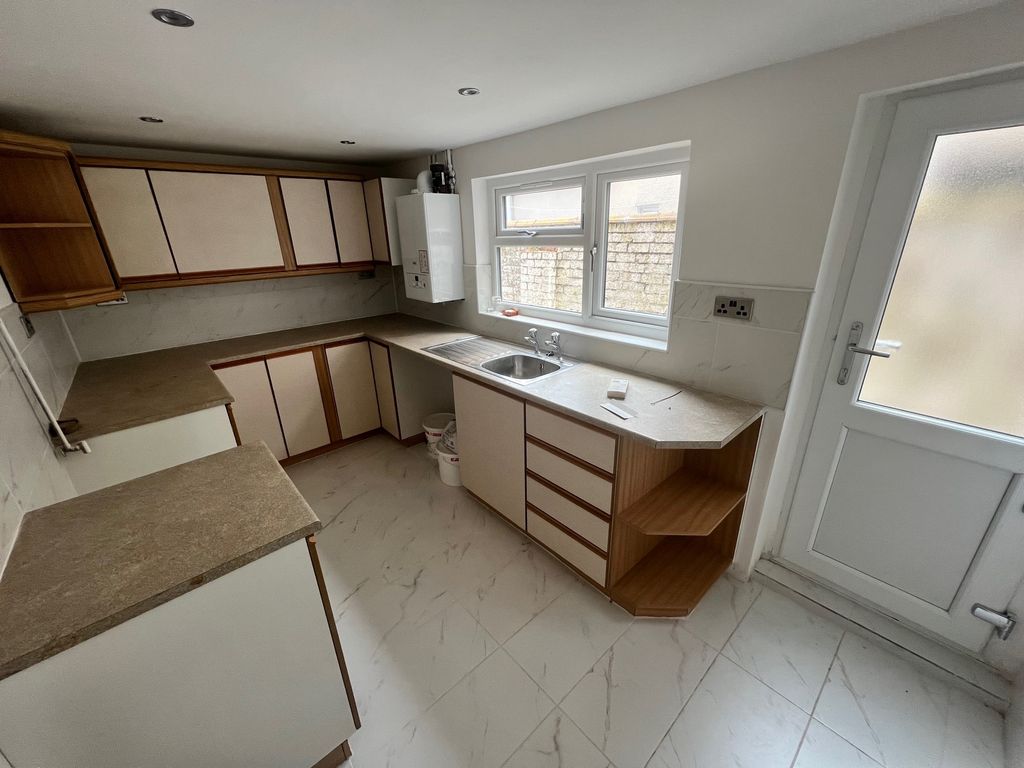 Property photo 2 of 9 Kitchen