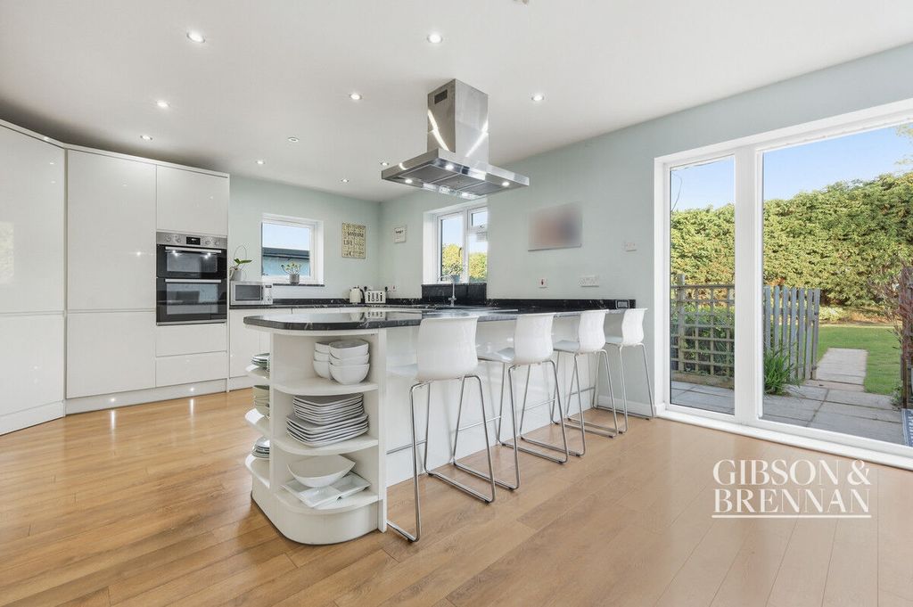 Property photo 3 of 34