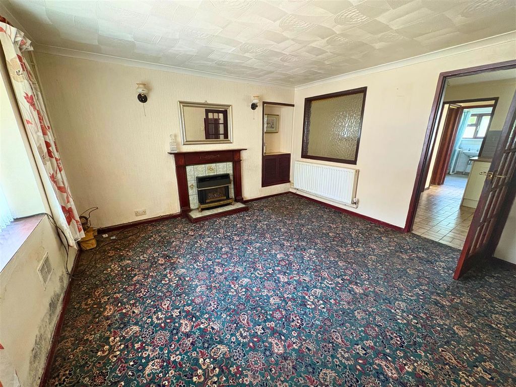 Property photo 3 of 17 Lounge