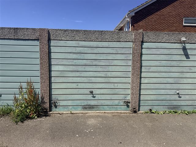 Property photo 3 of 4 Garage