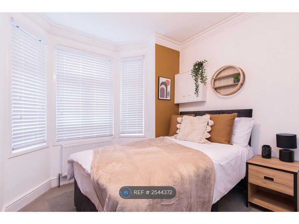Property photo 2 of 9 138 Bath St- Room 1- £625 Pcm