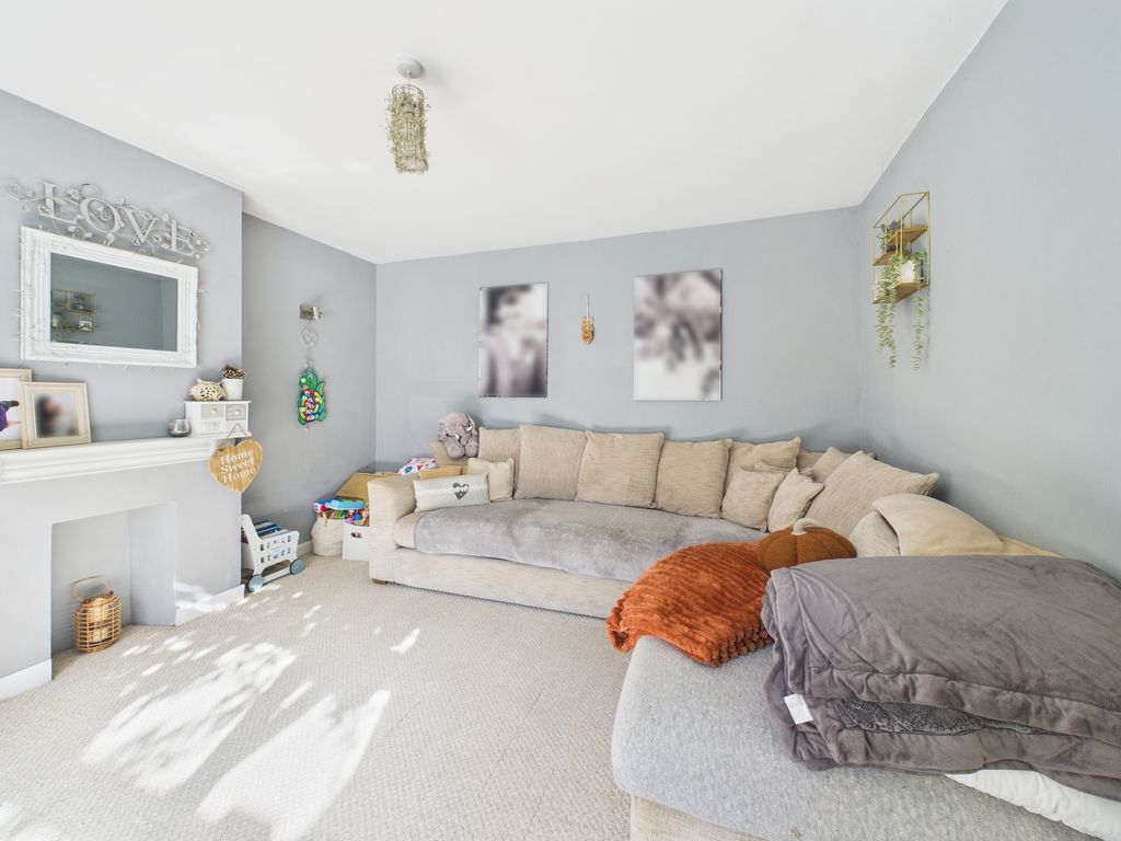 Property photo 3 of 37 Cam02089G0-Pr0575-Still017