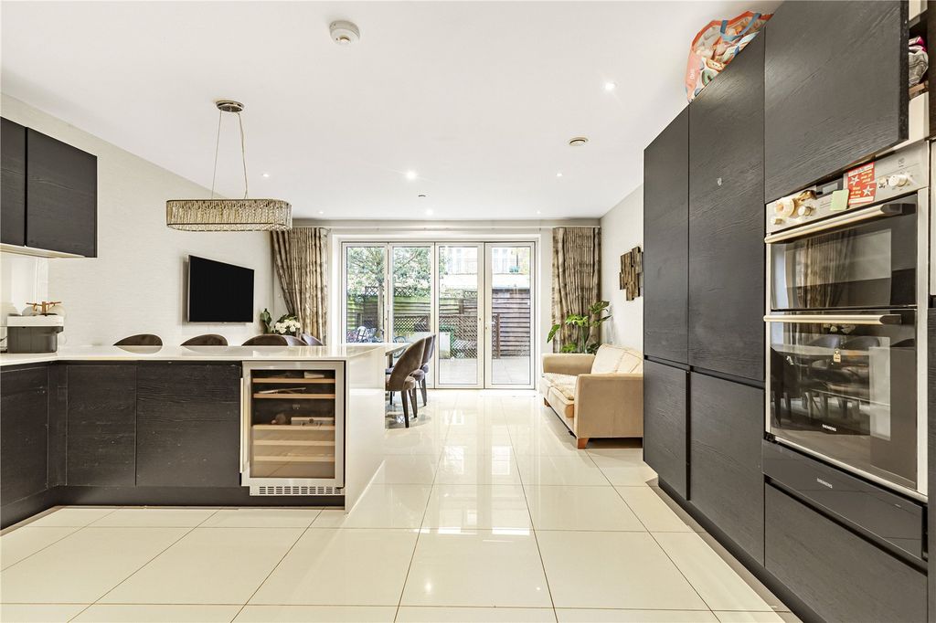 Property photo 3 of 17 Kitchen/Dining Room