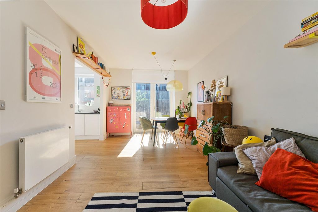 Property photo 1 of 34 Loddiges Road, E9