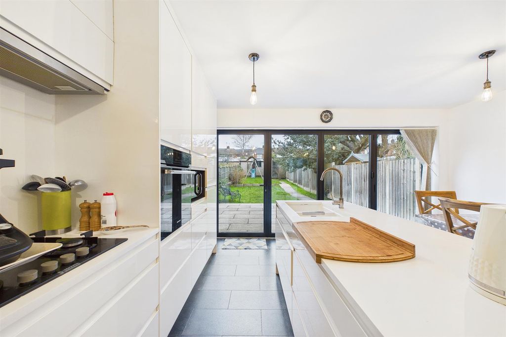 Property photo 3 of 15 Cam03736G0-Pr0226-Still013.Jpg