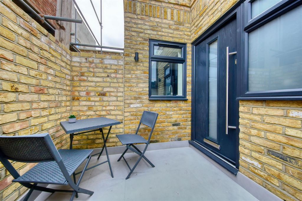Property photo 3 of 13 1B_Standen_Mews_Image2_19701_4.Jpg