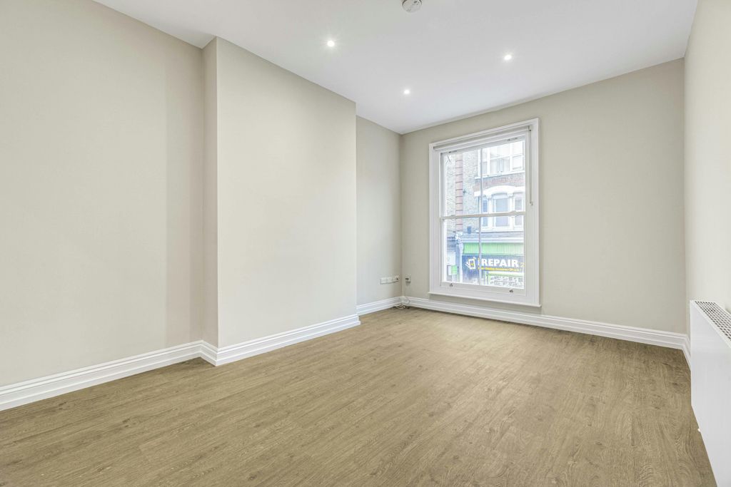 Property photo 2 of 7 Daniel_Watney129A_Putney_High_Street3.Jpg