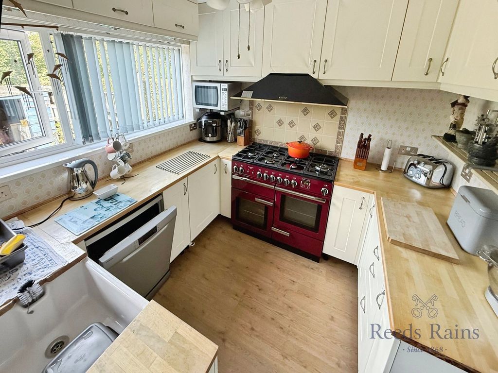 Property photo 3 of 11 Kitchen Diner