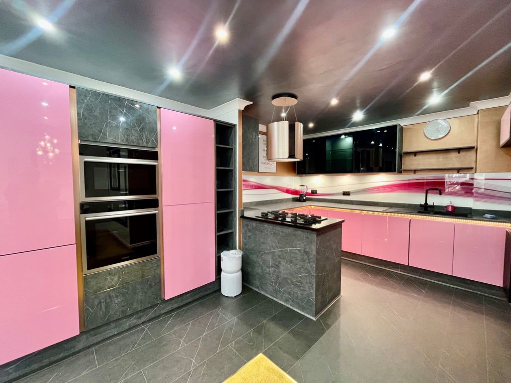 Property photo 3 of 11 Image