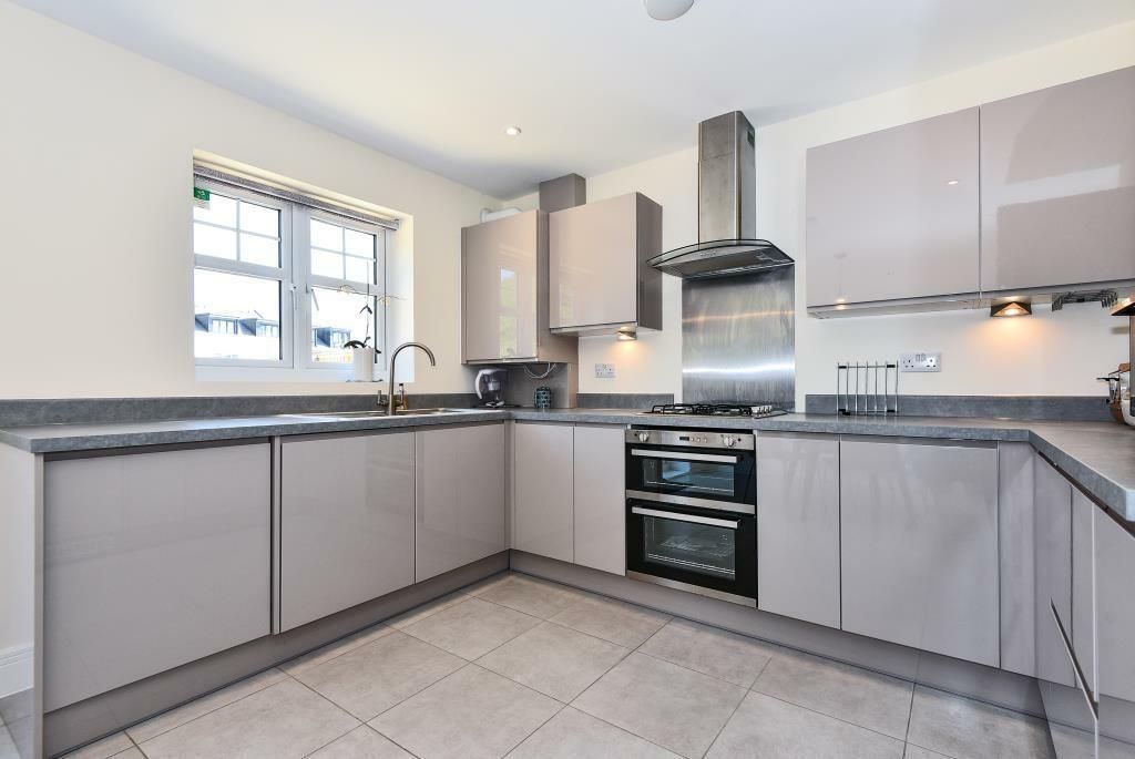 Property photo 2 of 10 Kitchen