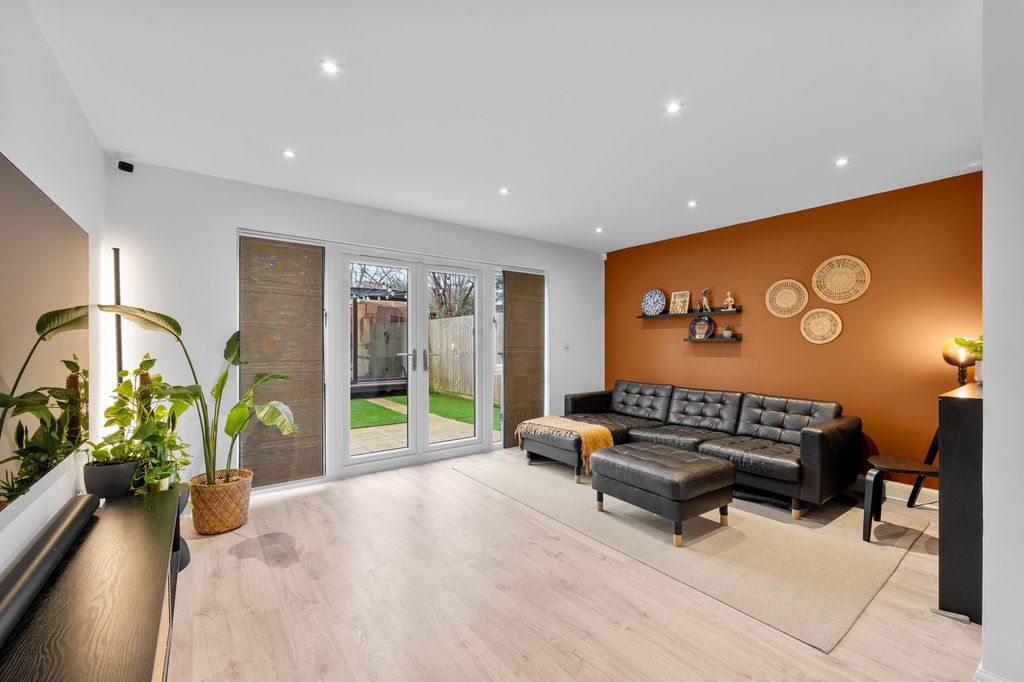 Property photo 2 of 24 Lounge