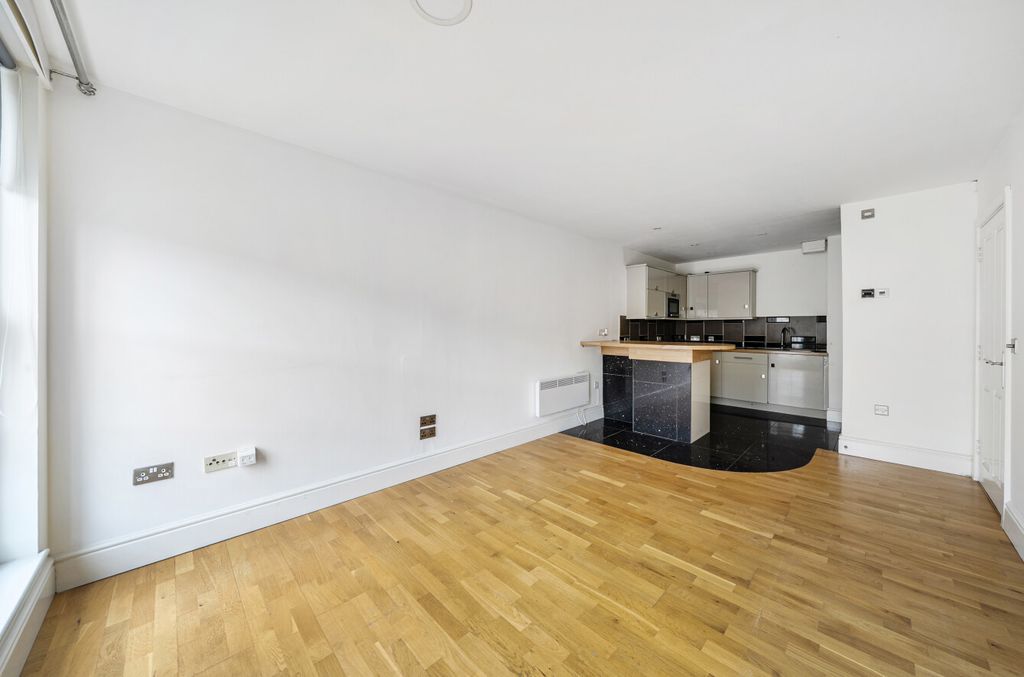 Property photo 3 of 14 1484249-12-6A4275...