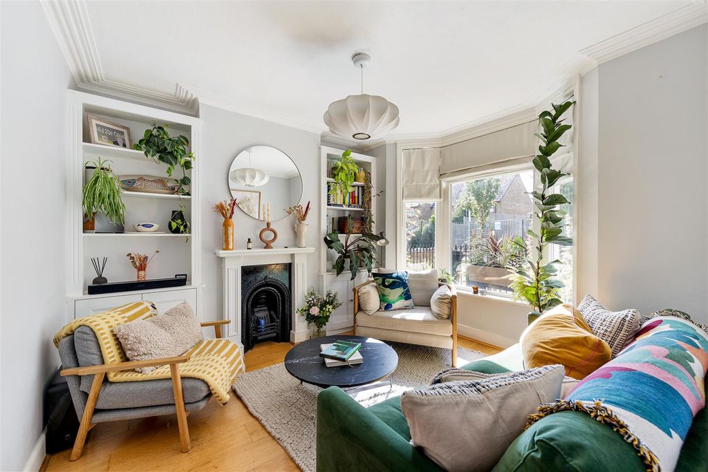 Property photo 2 of 30 Queens Road, E17