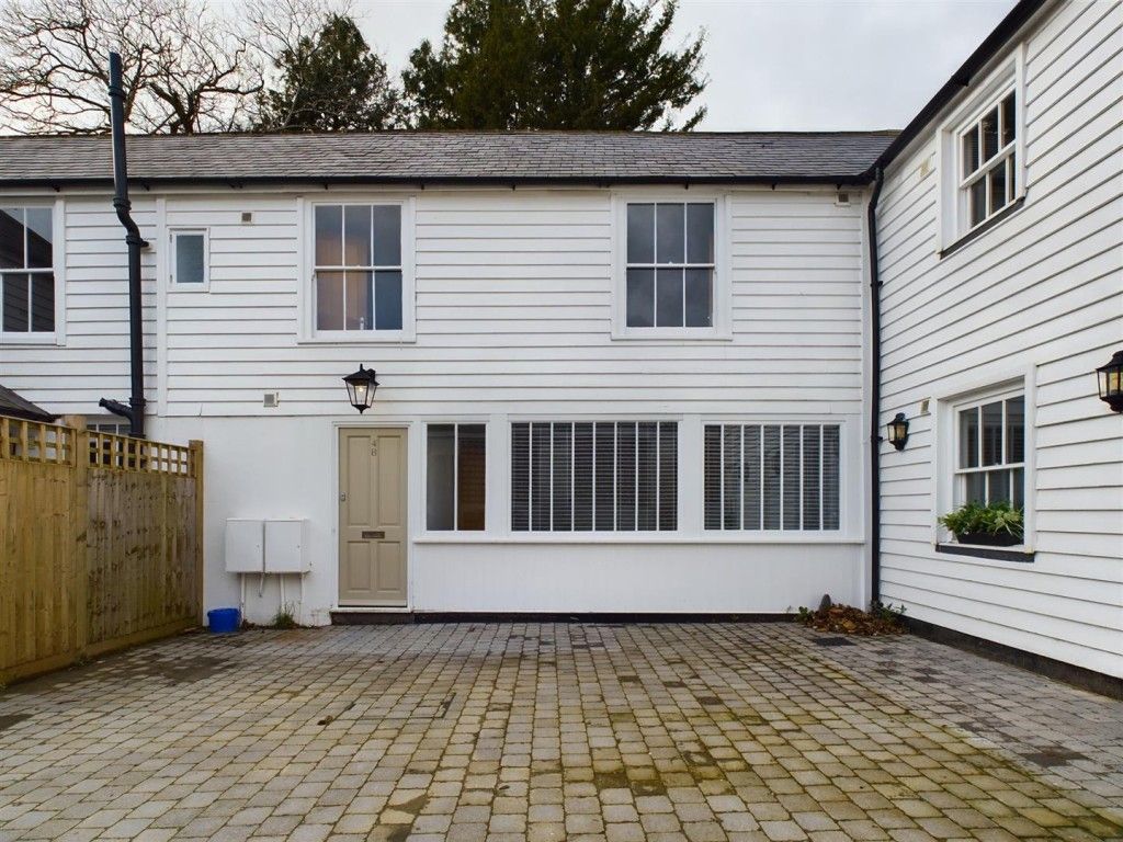 Property photo 1 of 6 Mid-Terrace House