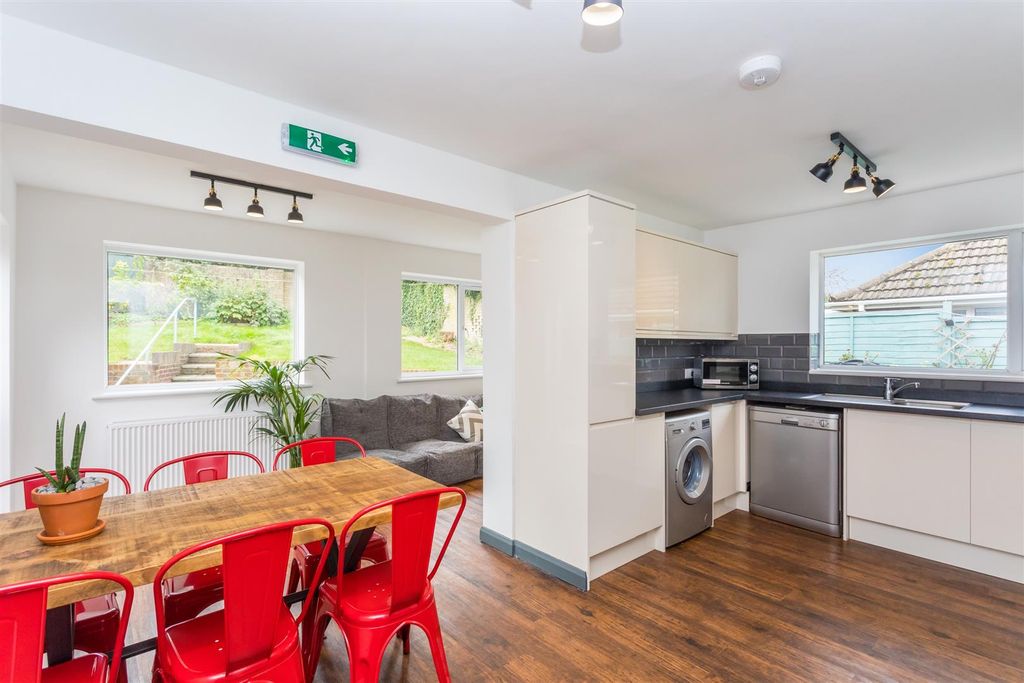 Property photo 2 of 18 Living Room / Kitchen