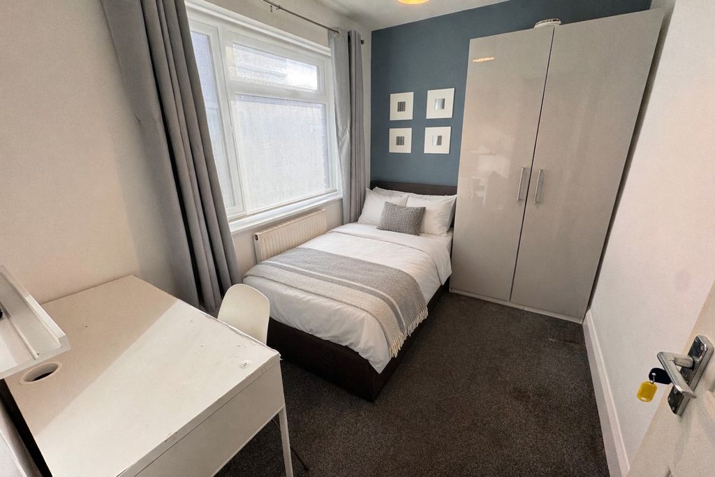 Property photo 2 of 8 4803831