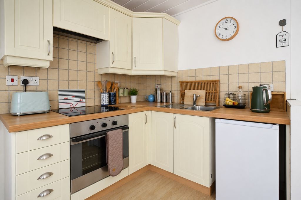 Property photo 3 of 13 18A Pics (9)