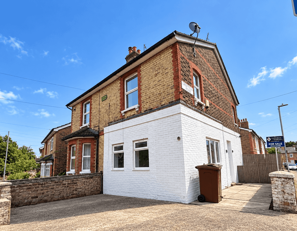 Property photo 1 of 9 Doorknobs Are Please To Welcome To The Market, This Attractive Period Home That Provides Versatile Accommodation Arranged Over Three Floors, Together With A Private Garden Location Opposite Dunorlan Park.