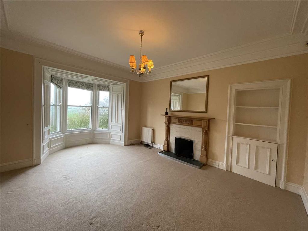 Property photo 2 of 11 Lounge