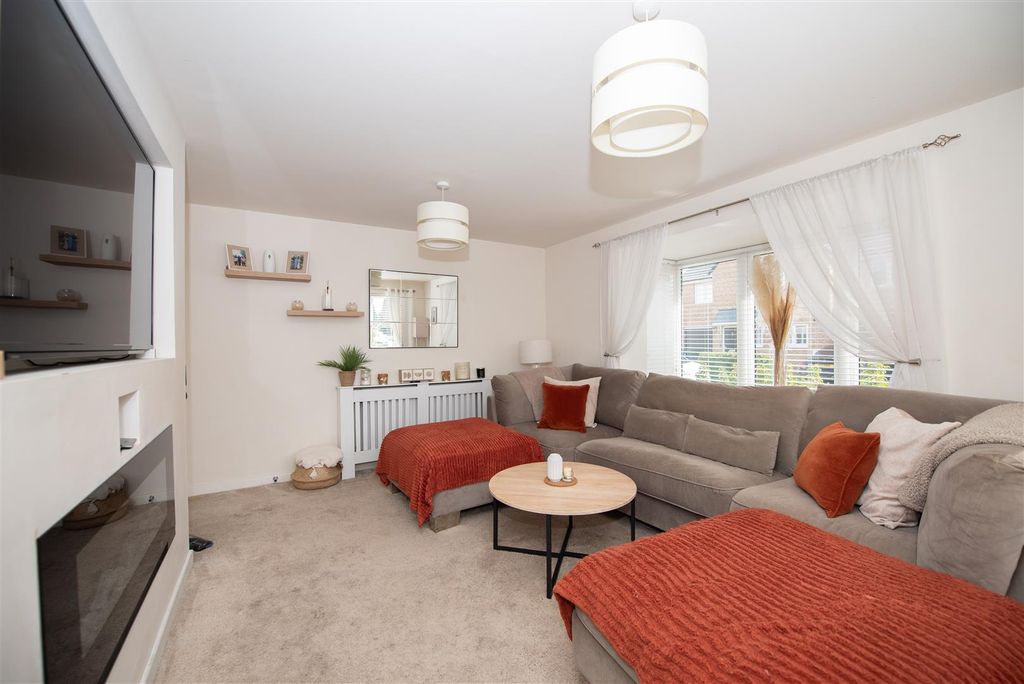 Property photo 2 of 11 Lounge