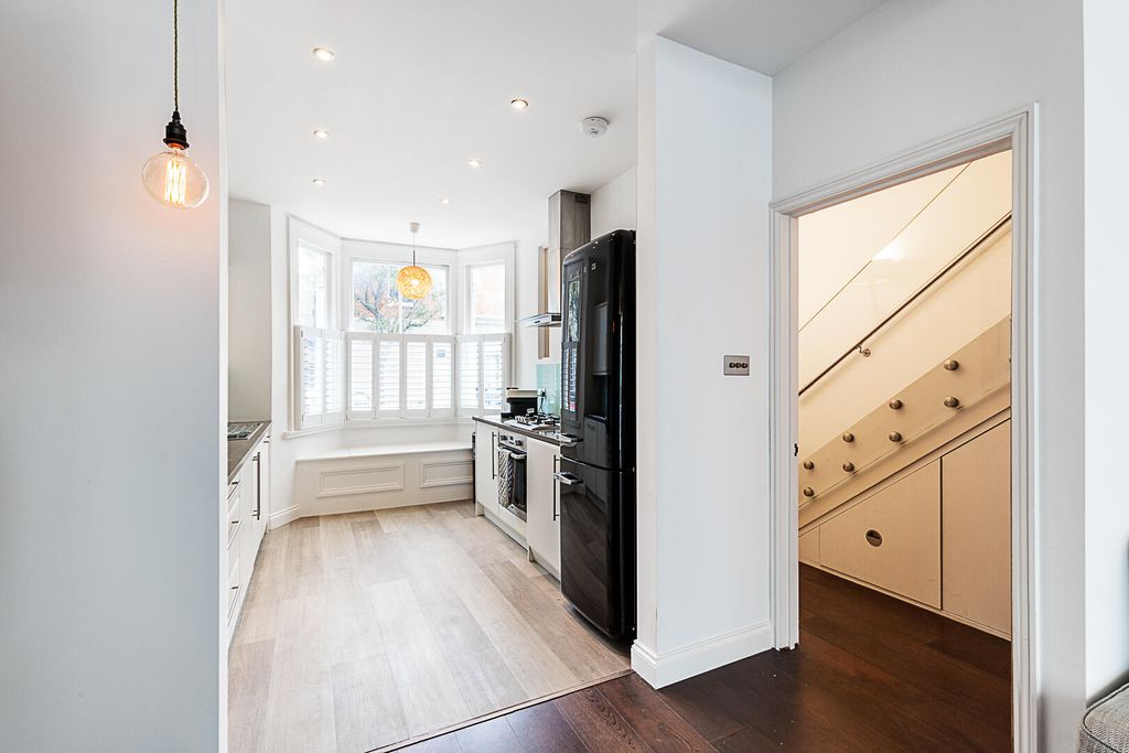 Property photo 3 of 20 Ipse2 - Upper Maisonette Flat, 48 Upcerne Road.Jpg