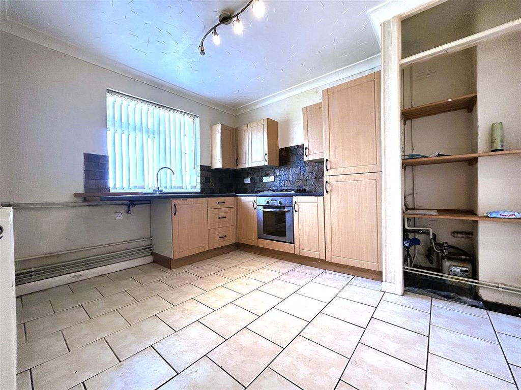 Property photo 3 of 8 Kitchen