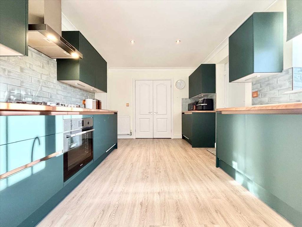 Property photo 3 of 28